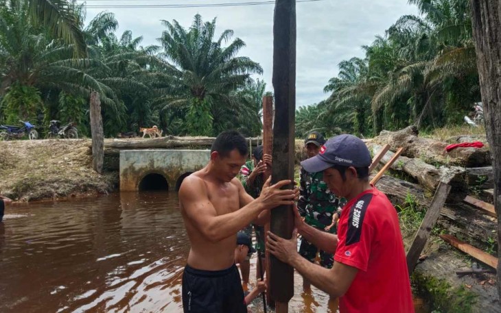 Bangun jamban warga perbatasan 