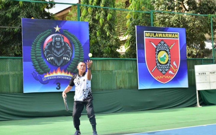 Danrem 091/ASN Brigjen TNI Dendi Suryadi unjuk kebolehan dalam ajang turnamen tenis lapangan