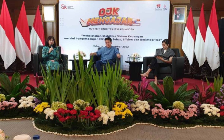 Dr. Dewi Hanggraeni, MBA., CA.,CACP., bersama dengan Mirza Adityaswara saat menyampaikan materi di acara OJK Mengajar