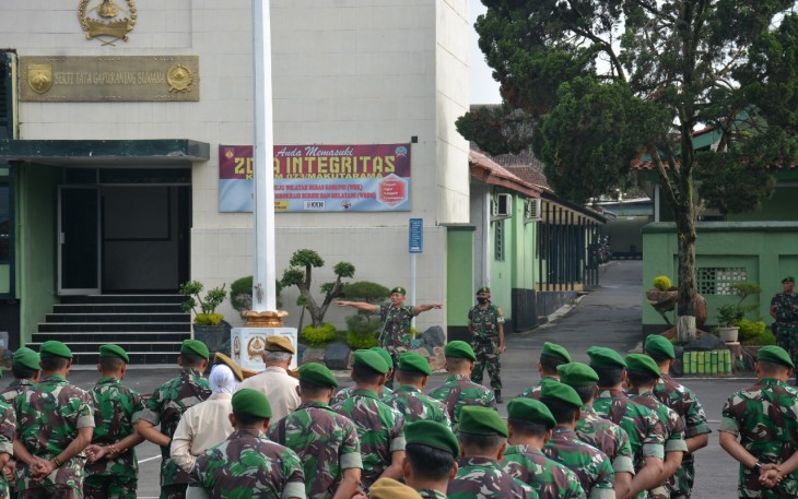 Kasiter Korem 073/Mkt saat mengambil apel di Makorem 073/Mkt