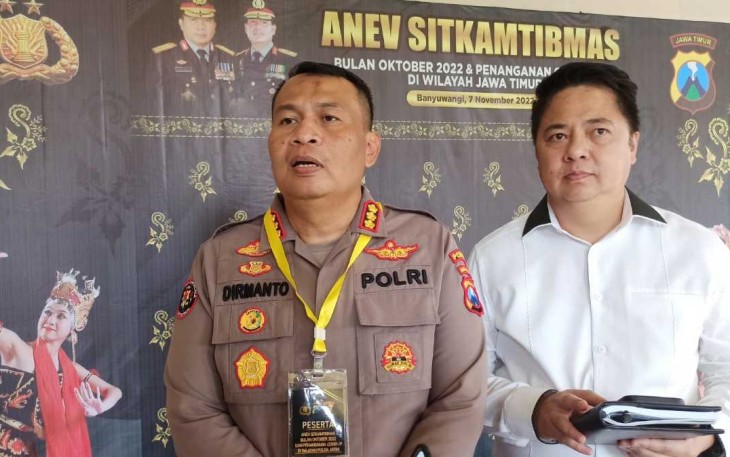 Kabid Humas Polda Jatim Kombes Pol Dirmanto saat memberikan keterangan pers terkait penangkapan pelaku Pembuat Video Mesum Kebaya Merah