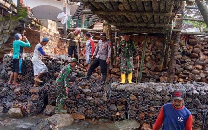 Pemasangan Bronjong penahan tebing jembatan 