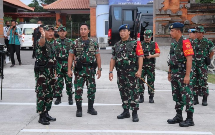 Pangkoopsud II Marsekal Muda TNI Widyargo Ikoputra saat mendampingi Panglima TNI Jenderal Andika Perkasa