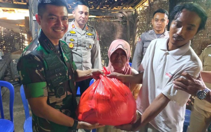 Dandim 0801/Pacitan Letkol Kav Ibnu Khazim saat memberikan bantuan sembako warga