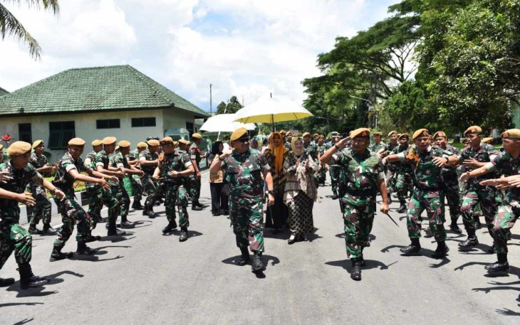 Danpussenarmed Mayjen TNI Yudhy Chandra Jaya saat mengunjungi Yonarmed 11 Kostrad 