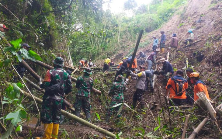 Bersihkan material longsor di desa Tulungrejo 