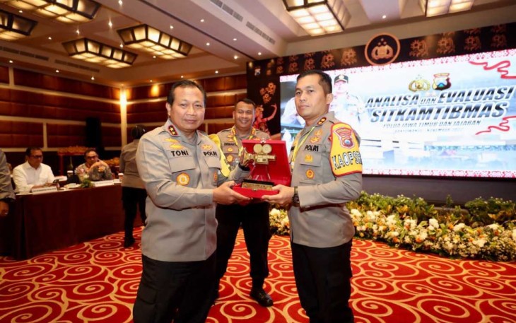 Kapolres Bojonegoro AKBP Muhammad saat menerima trophy 