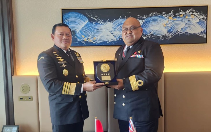 Kasal Laksamana TNI Yudo Margono saat memberikan cenderamata 