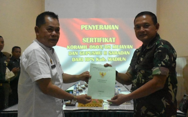 Dandim 0803/Madiun Letkol Inf Meina Helmi saat menerima sertifikat tanah aset TNI AD