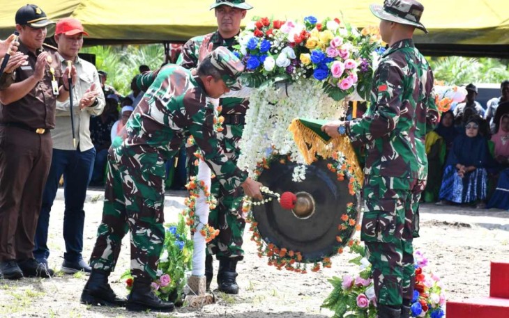 Pangdam I/BB Mayjen TNI Achmad Daniel Chardin saat menutup TMMD ke 115