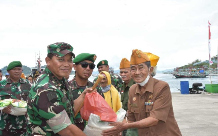 Danrem 023/KS Kol Inf Dodi Triwinarto saat memberikan santunan