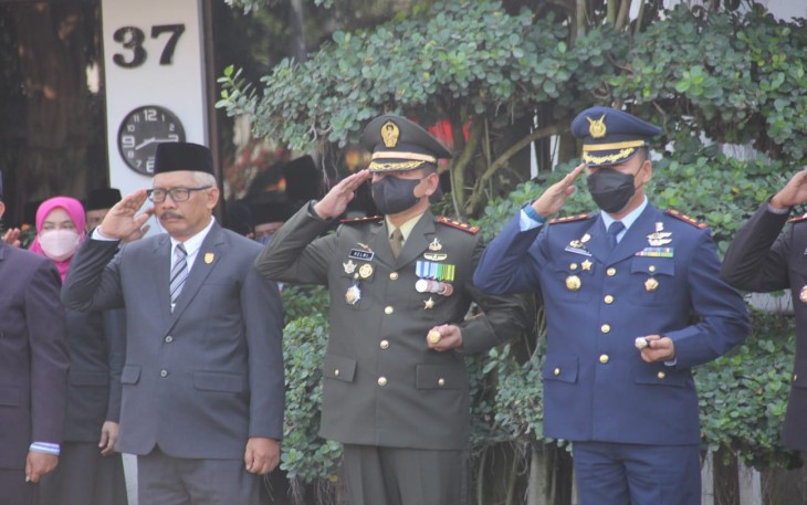 Dandim 0803/Madiun Letkol Inf Meina Helmi saat mengikuti upacara hari pahlawan 
