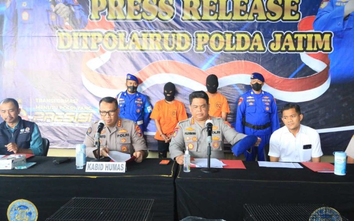 Ditpolairud Polda Jatim saat konferensi pers penangkapan pelaku penyelundupan satwa