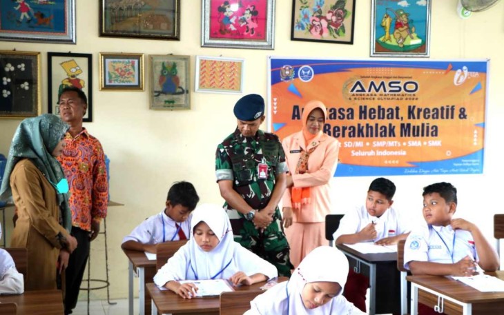 Danlanud Sutan Sjahrir Kol Nav Saeful Rakhmat bersama Ketua Yasarini Ny Cicik Saeful Rakhmat meninjau pelaksanaan AMSO 2022 di SMP Angkasanya Lanud Sutan Sjahrir 