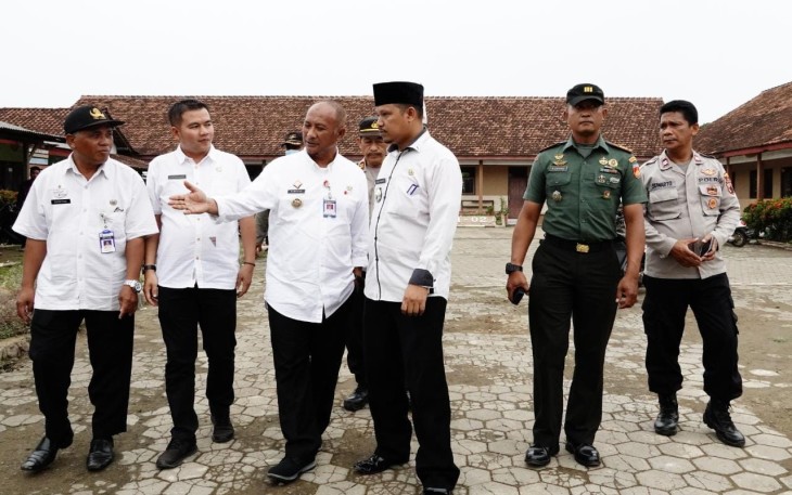 Pj Bupati Pati ketika meninjau SDN Dukuhseti 02
