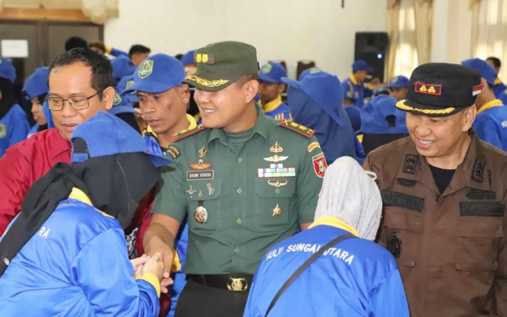 Dandim 1001/HSU-BLG Letkol Inf Dhuwi Hendradjaja saat melepas Kontingen Perpaprov Ke lV 