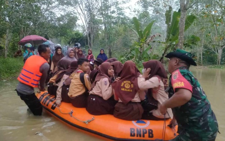 Bahu membahu bantu evakuasi warga terdampak banjir