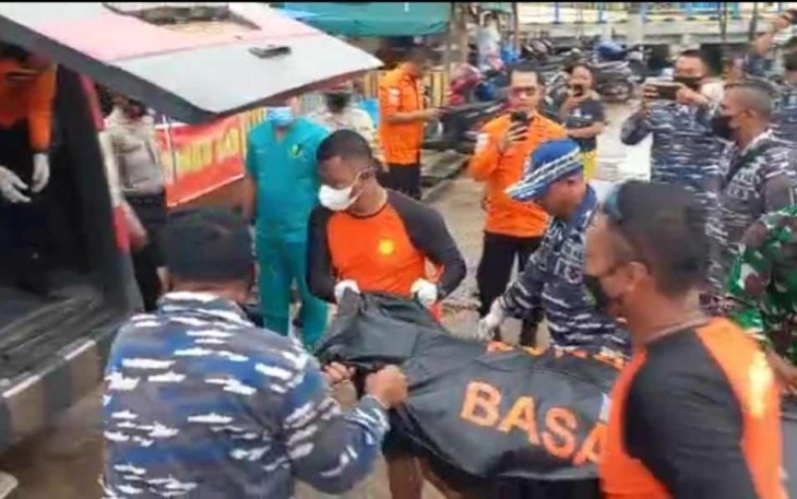 Evakuasi korban Kapal Pancung
