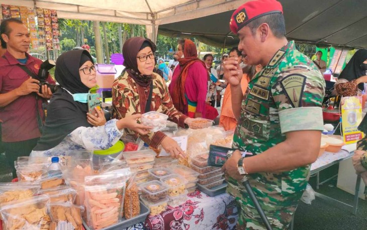 Danjen Kopassus Mayjen TNI Iwan Setiawan saat meninjau stand Festival UMKM Hasil Anak Bangsa