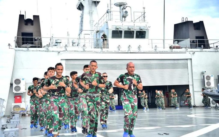 Prajurit TNI AL olahraga bersama 