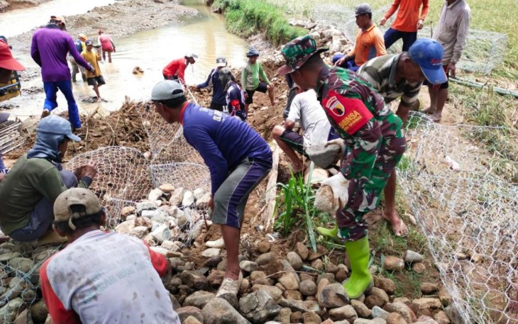 Gotong-royong perbaiki tanggul bersama warga 