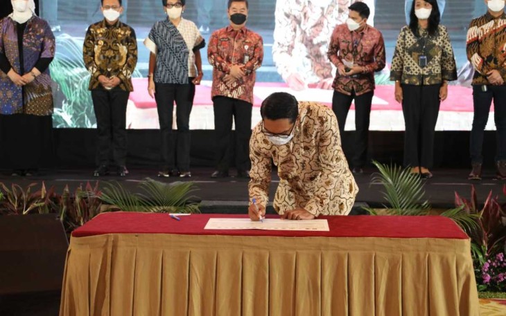 Gubernur Jawa barat Ridwan Kamil saat penandatanganan kerjasama Pengelolaan Sampah DAS Citarum di Jakarta 