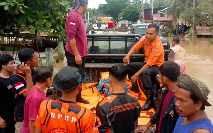 Tim BPBD Kabupaten Bireuen mengevakuasi korban banjir yang terjadi di Kecamatan Makmur, Kabupaten Bireun, Provinsi Aceh, Sabtu (19/11)