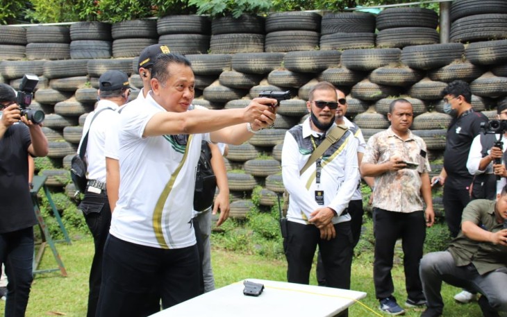 Bambang Soesatyo saat latihan menembak di lapangan tembak Perbakin Senayan Jakarta, Sabtu (19/11)