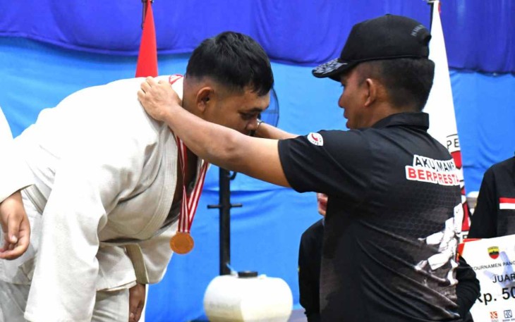 Kasdam I/BB Brigjen TNI Rifky saat pengalungan medali kejuaraan Judo Piala Pangdam I/BB 