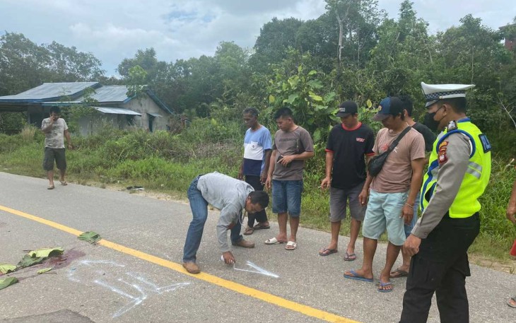Polres Sekadau saat olah TKP korban tabrak lari 
