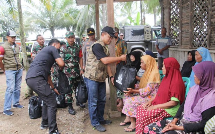 Danrem 081/DSJ Kolonel Inf Deni Rejeki saat memberikan baksos warga