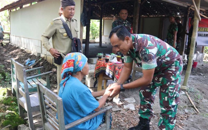Dandim 0805/Ngawi Letkol Inf Adi Wirawan saat rehab rumah ibu Rubini