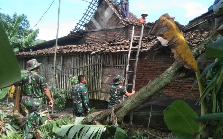 Kerja bakti perbaiki rumah warga binaan