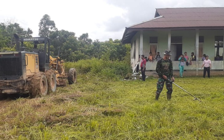 Karya bakti bersihkan lingkungan sekolah perbatasan 