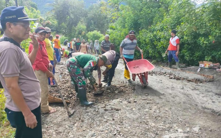 Gotong-royong perbaiki jalan yang rusak di desa binaan