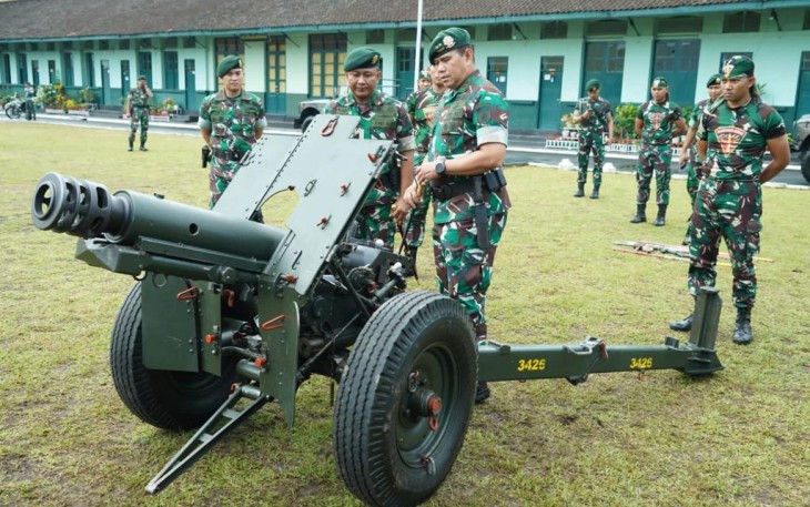 Pangdiv 2 Kostrad Mayjen TNI Syafrial saat mengunjungi Yonarmed 11 Kostrad
