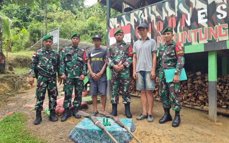 Dansatgas Yonif 621/Manutung Letkol Inf Deny Ahdiani Amir saat menerima senjata dari warga perbatasan 