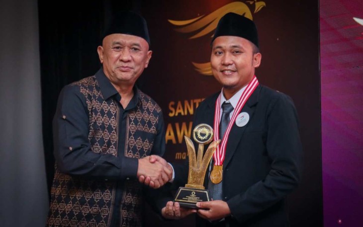 Menteri Teten Masduki saat memberikan penghargaan di ajang Santripreneur Award 2022 di Jakarta 