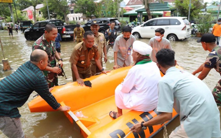 Dandim 1001/HSU-BLG Letkol Inf Dhuwi Hendradjaja saat membantu evakuasi warga terdampak banjir
