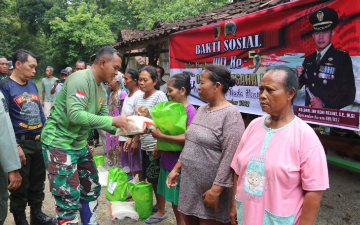 Dandim 0805/Ngawi Letkol Inf Adi Wirawan saat memberikan paket sembako warga 