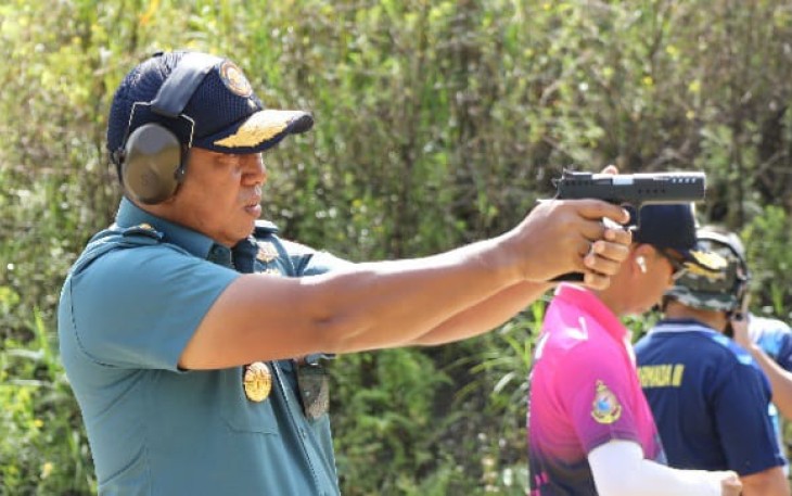 Kepala Staf Koarmada III Laksamana Pertama TNI Rudhi Aviantara saat latihan menembak
