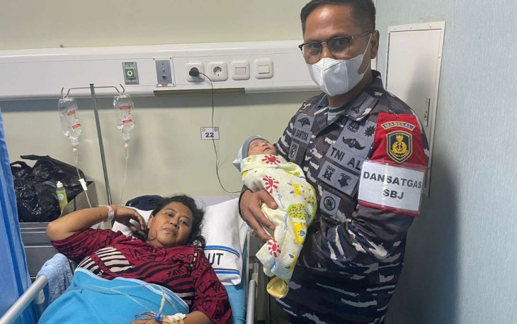 Kasal memberikan nama bayi pasca operasi caesar di KRI dr Wahidin Sudirohusodo-991
