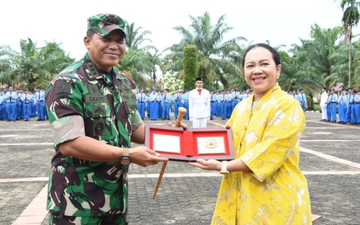 Danrem 023 KS Kolonel Inf Dodi Triwinarto saat memberikan cenderamata 