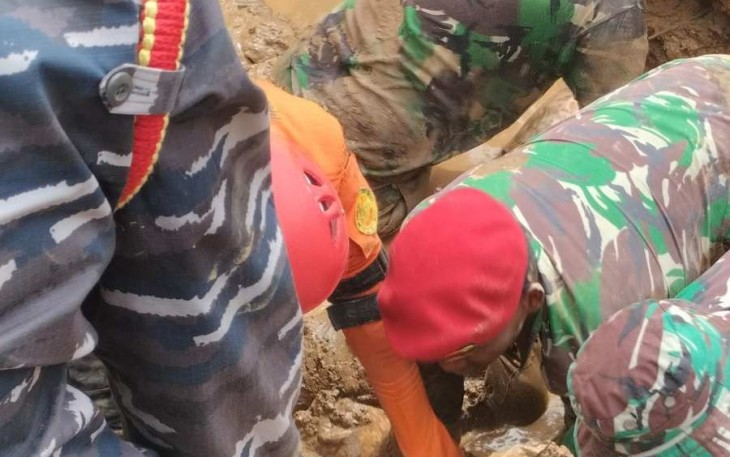 Evakuasi korban longsor gempa Cianjur 