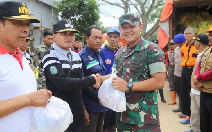 Dandim 1001/HSU-BLG Letkol Inf Dhuwi Hendradjaja saat memberikan bantuan sembako korban banjir