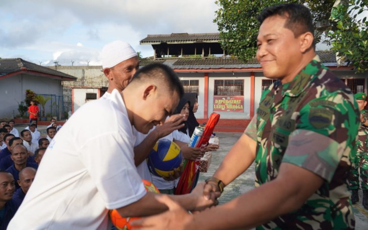 Danrem 023 KS Kolonel Inf Dodi Triwinarto saat memberikan tali asih warga binaan lapas Sibolga