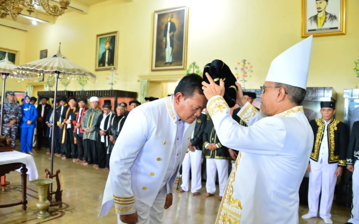 Kasal Laksamana TNI Yudo Margono saat penganugerahan gelar penguasa laut dari Sultan Tidore