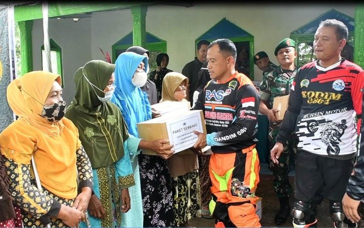 Danrem 081/DSJ Kolonel Inf Deni Rejeki memberikan bantuan sembako warga 