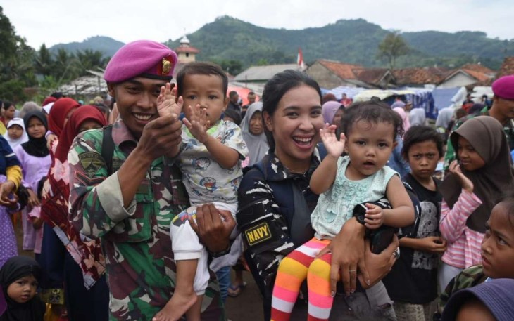 Senyum ceria anak-anak di lokasi bencana Cianju