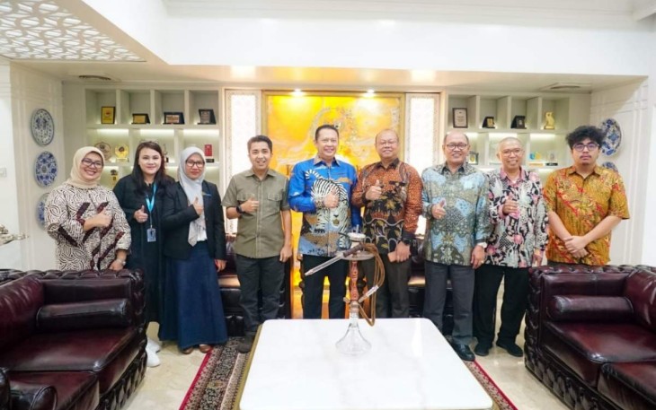 Bambang Soesatyo foto bersama dengan CEO dan Owner Greatedu Ade Irma Setya Negara dan Andi Rahmat serta Rektor UT Prof Ojat Darodjatdi